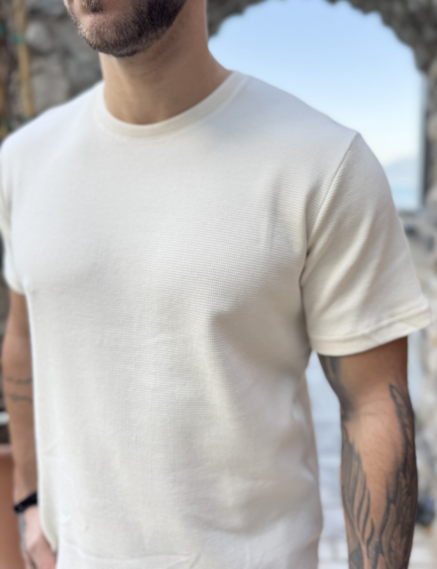 Ανδρική μπεζ κοντομάνικη μπλούζα με ανάγλυφο ύφασμα R260330B φωτογραφία